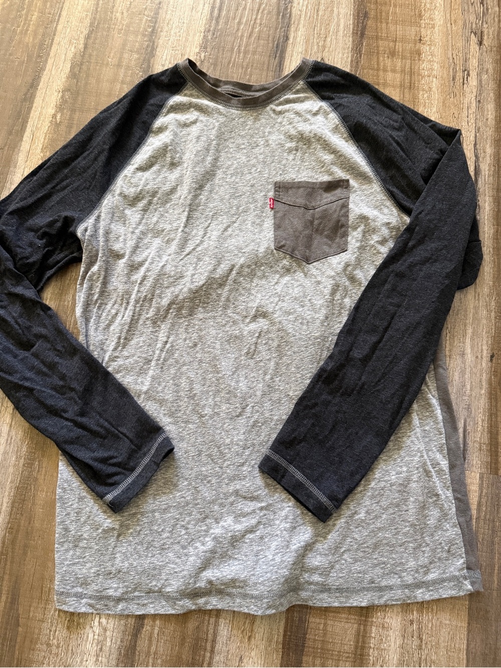 Levi’s Men’s Raglan Baseball Shirt Gray Black Pocket Long Sleeve Medium